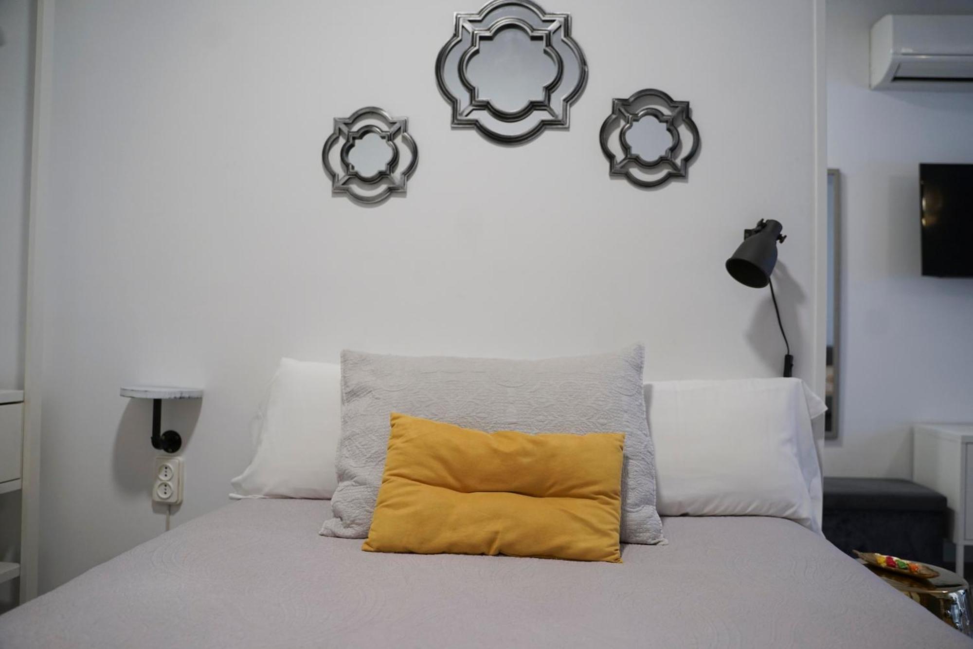 Apartamentos Suites Cariátide Plasencia Esterno foto