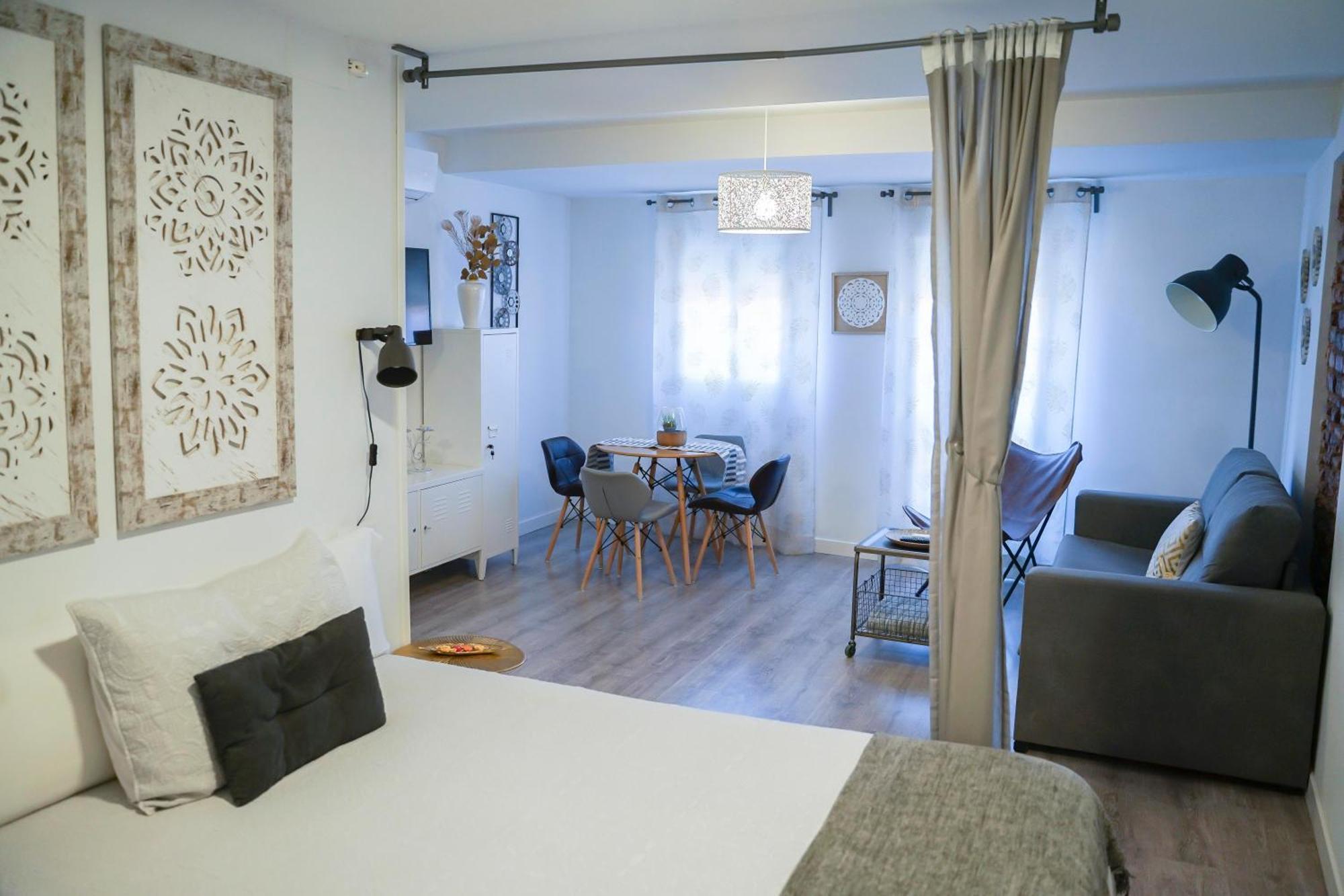 Apartamentos Suites Cariátide Plasencia Esterno foto
